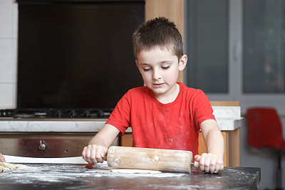 男孩滚动面团图片下载