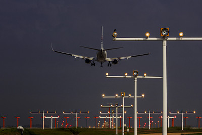 飞机在跑道上着陆图片下载