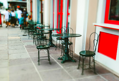 新奥尔良优雅的锻造家具街头咖啡馆图片下载