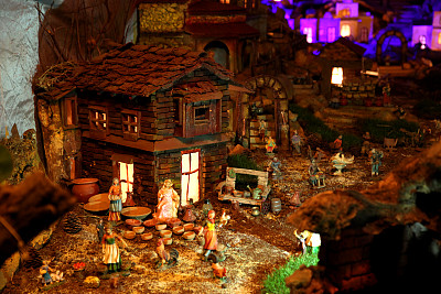 圣诞婴儿床上的微型房子图片下载