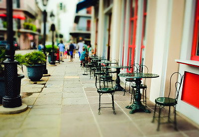 古老的城市街道。新奥尔良的一家街头咖啡馆图片下载