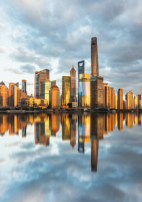 日出/日落时的上海天际线图片下载