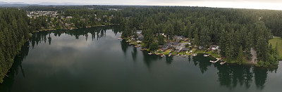 湖荒野枫树谷美国华盛顿滨水家园全景图片下载