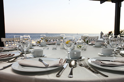 餐桌上图片下载