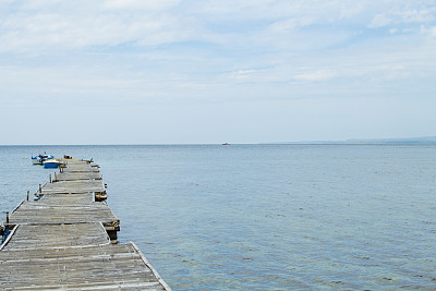 静海有船和木码头景观。浪漫的海边景色色调的照片。图片下载