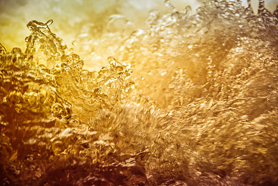 啤酒溅起泡沫，特写图片下载