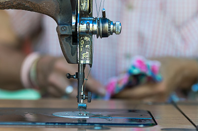 复古缝纫机上的时装设计师模糊的背景图片下载