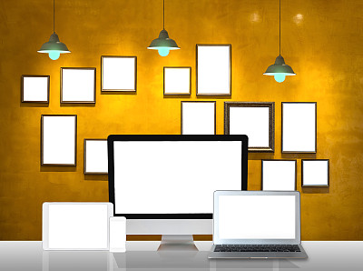 电脑的工作空间和复古的相框墙背景和灯光，室内画廊设计和工作场所的概念图片下载