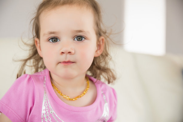 近距离的肖像可爱的小女孩图片下载