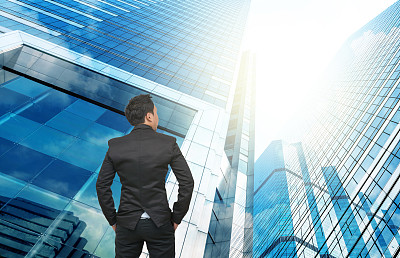 商人看写字楼，商业职业理念图片下载