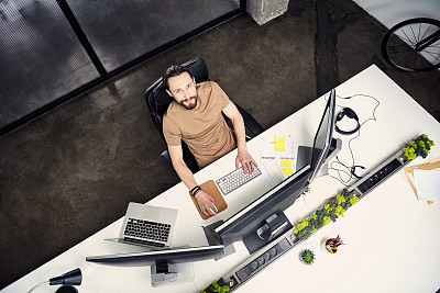 快乐微笑的员工使用电脑图片下载