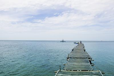 静海有船和木码头景观。浪漫的海边景色色调的照片。图片下载