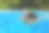 孩子游泳在游泳池水下，快乐活跃的女孩潜水和有乐趣的水下，孩子健身和运动在家庭度假图片下载