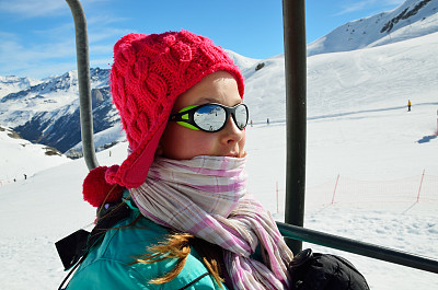 在冬天的山上度假图片下载