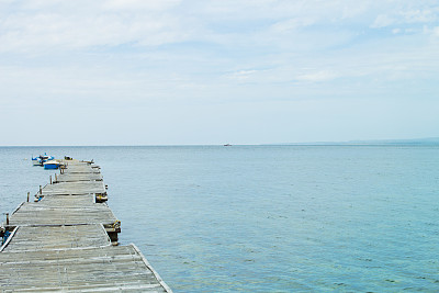 静海有船和木码头景观。浪漫的海边景色色调的照片。图片下载