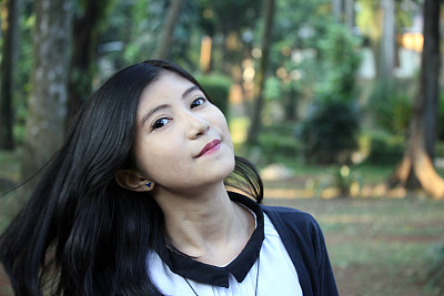 美丽的女孩微笑图片下载