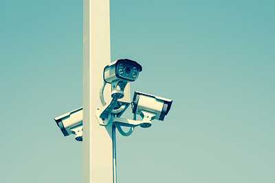 组闭路电视摄像头安全视频记录电子技术对道路和家庭的蓝天背景图片下载