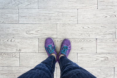 脚概念与紫色鞋在木石背景图片下载