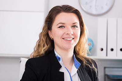 办公室里微笑的年轻女孩的肖像图片下载