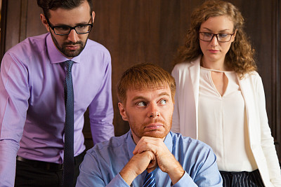 沉思的领导坐在等待的同事图片下载