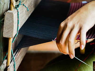 旧织机、梭子和纱线图片下载