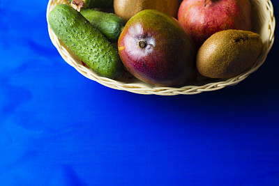 水果和蔬菜放在篮子里图片下载