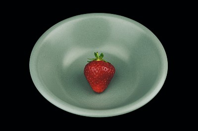 一个创意的草莓在碗里的照片图片下载