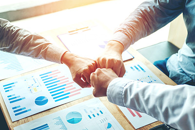 商业团队合作，携手合作的团队精神素材图片