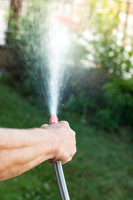 用软管浇花的人图片下载