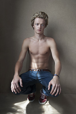 赤裸上身的年轻人图片下载