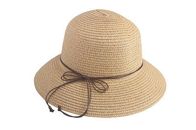 用棕色皮绳装饰的编织帽子。图片下载