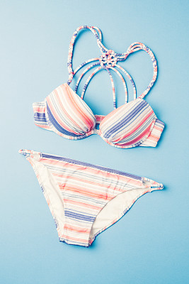 蓝色背景的彩色泳衣图片下载