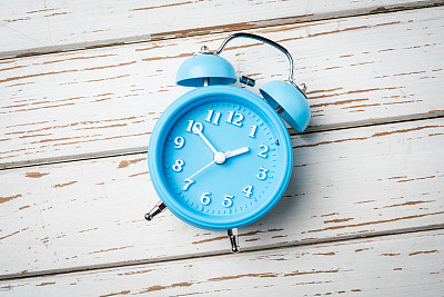 一个旧木桌上的闹钟图片下载