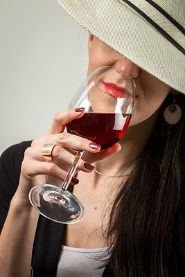 红色藤蔓的时尚女士。图片下载