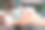 一名女子在一家咖啡馆的桌子上方拿着一部智能手机，给她的朋友看一个屏幕上的照片图片下载