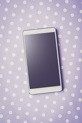 智能手机与黑色屏幕上的紫色虚线背景图片下载