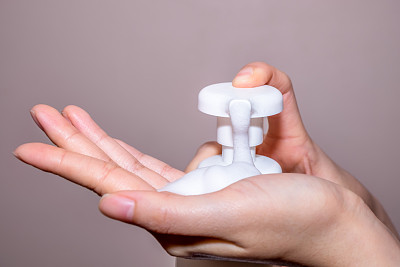 女性双手使用液体肥皂近霜背景图片下载