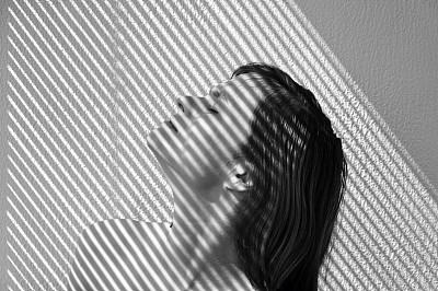 一个年轻的欧洲女孩的黑白肖像与头和眼睛闭在侧面。图片下载