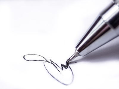 用铅笔在白纸上签名图片下载