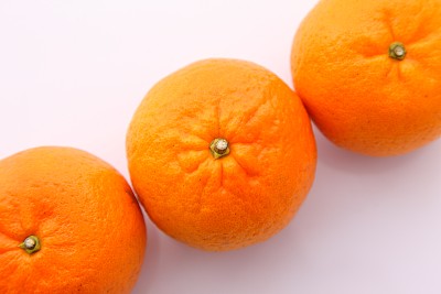 三种柑橘类水果在木制的背景上短看图片下载