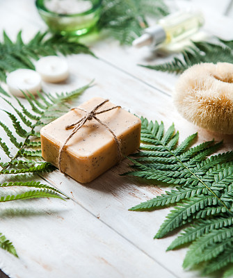 水疗概念，水疗背景，程制化的照片，俯视图，一个文字空间，平铺毛巾，海盐，乳液，蜡烛图片下载