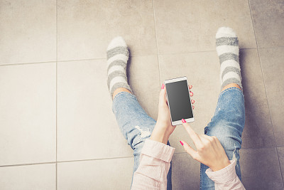 年轻女人使用现代白色智能手机图片下载