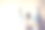 年轻女人使用现代白色智能手机图片下载