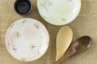 餐巾背景上的勺子、盘子和杯子图片下载