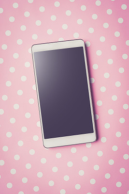 白色智能手机与空屏幕上的粉红色虚线背景图片下载
