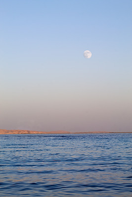 海面上的满月图片下载
