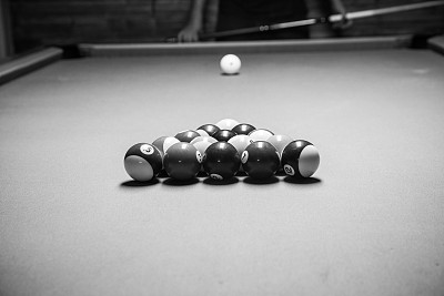 复古风格的照片从台球球，噪音添加为真实的电影效果，8球架，黑白海报大房间与台球桌图片下载