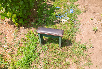 凳子上。图片下载