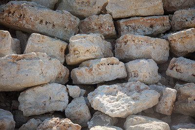 石材墙面，天然石材背景。质朴的旧墙纸。灰色粗石砖设计。古砖石墙大石块。古朴风化的石材纹理。石砖砌的照片。坚实的保护的概念图片下载