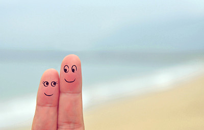 一对快乐的海边夫妇。图片下载